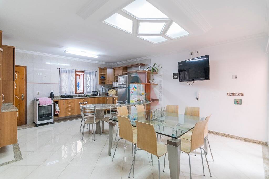 Casa para alugar com 3 quartos, 215m² - Foto 1